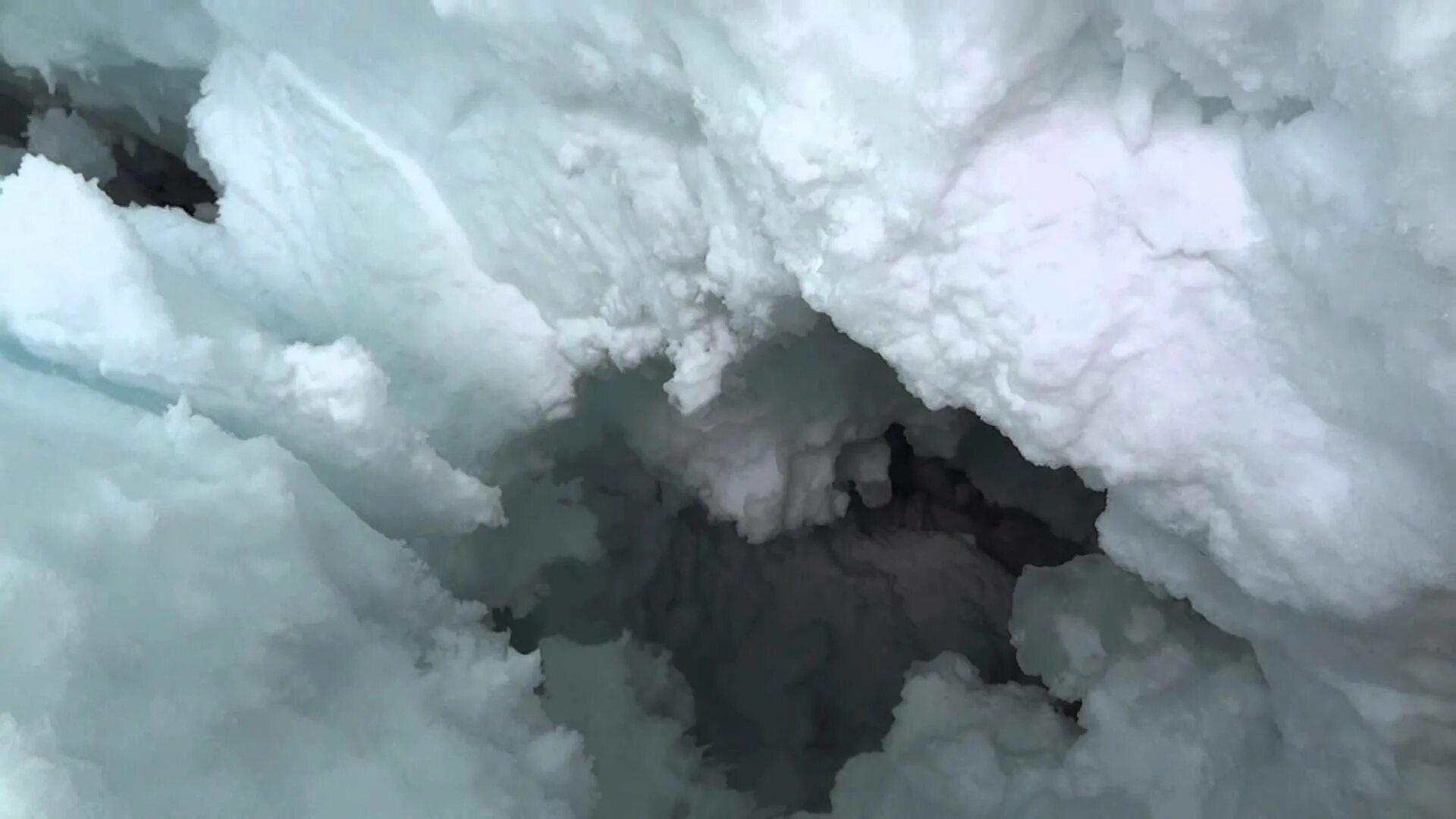 Падение в трещины ледника. Альпинист упал в расщелину. Расщелина в леднике. Огромные расщелины в снегах.