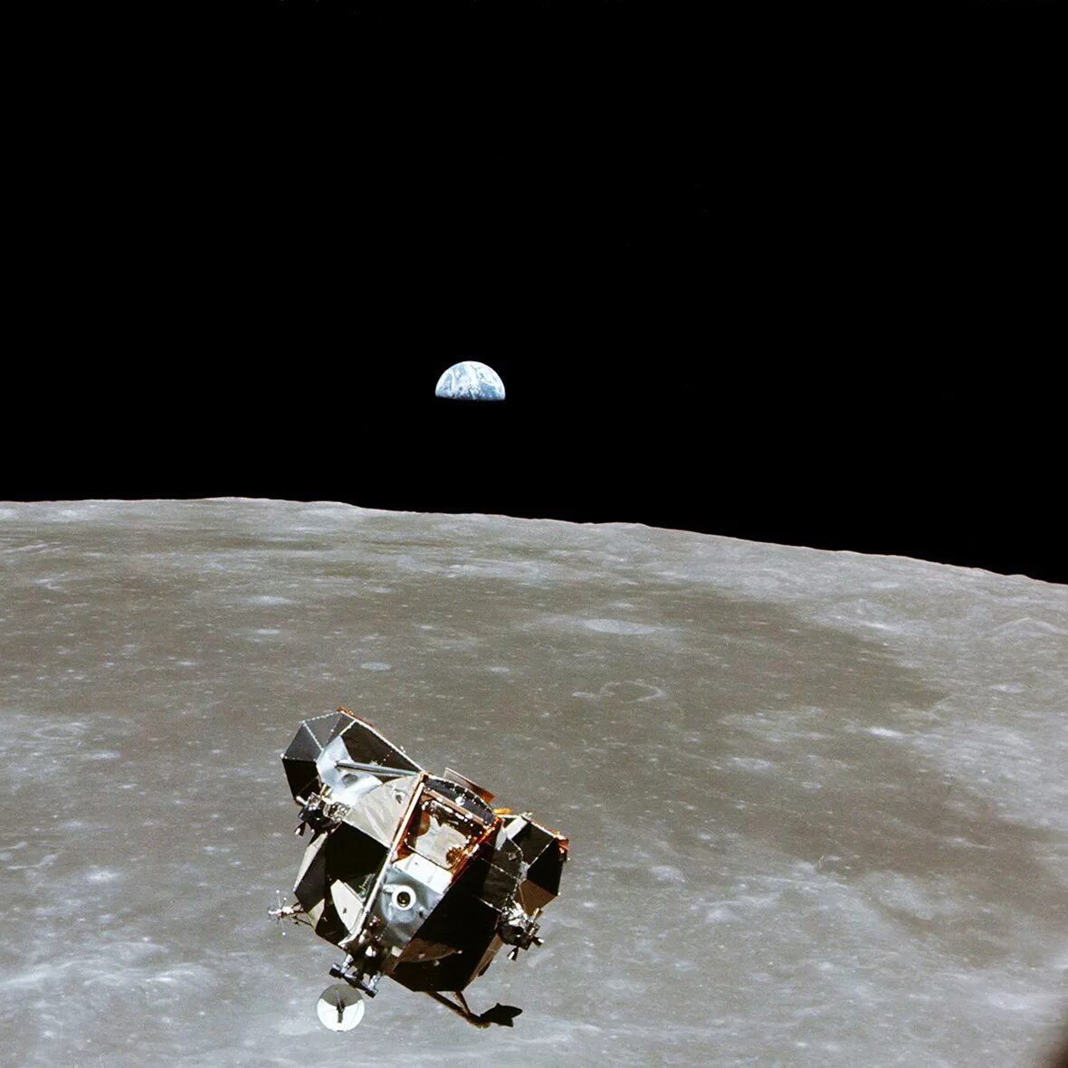 First moon landing. Аполлон 1969 Аполлон 11. Apollo 11 Lunar Module. Миссия Аполлон 11. Снимки Луны миссии Аполлон.