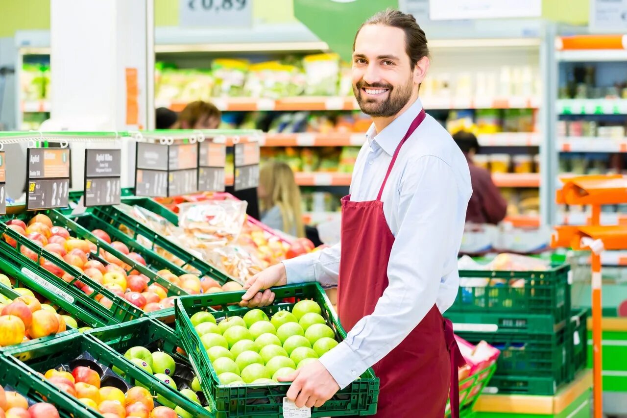 Гениальный продавец. Продукты в супермаркете. Продавец магазина овощи. Продавец овощей и фруктов. Грузчик в супермаркете.