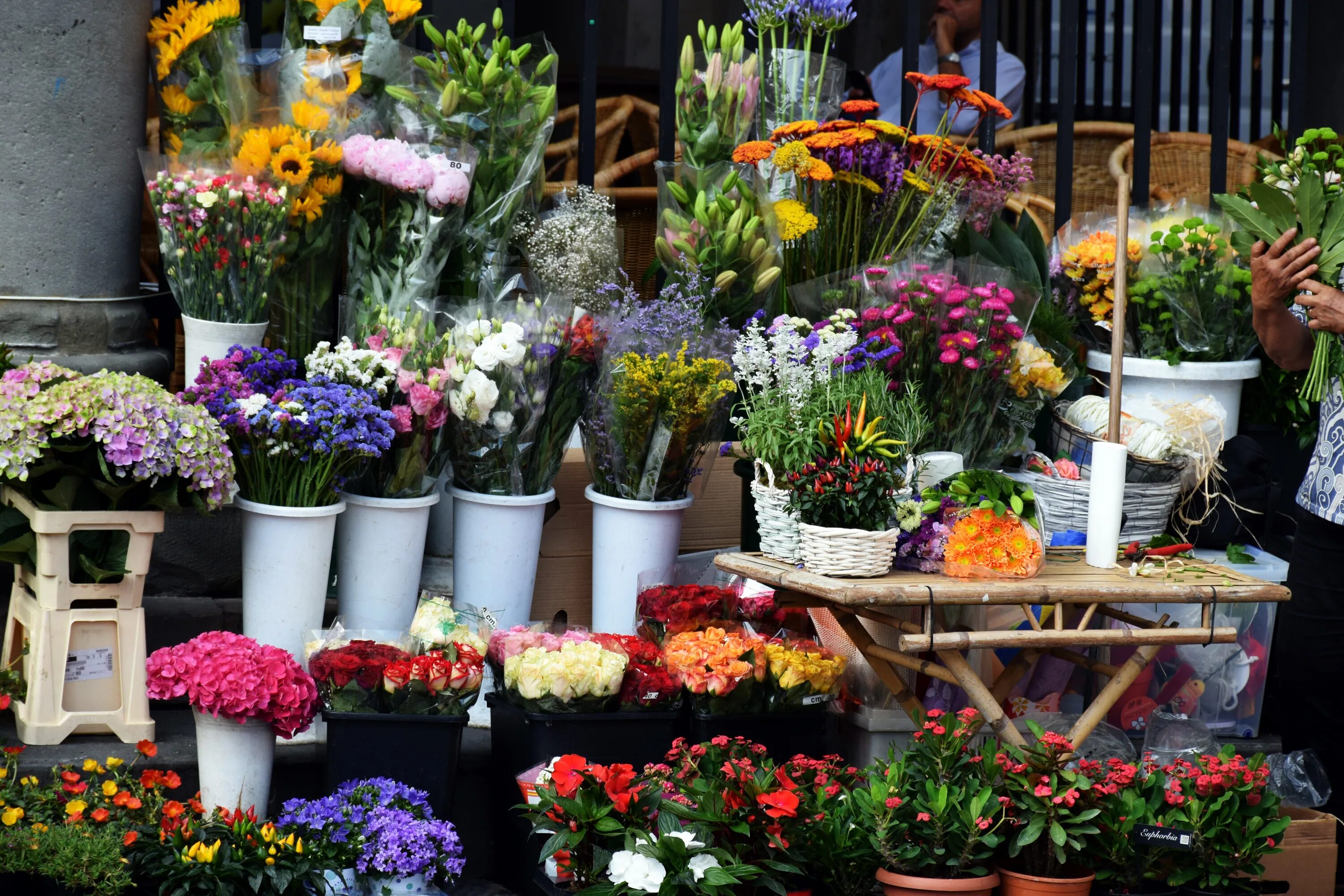 Цветы на рынке. Цветочный магазин на рынке. Цветочный базар. Букеты цветов в магазине. Какими цветами торгуют