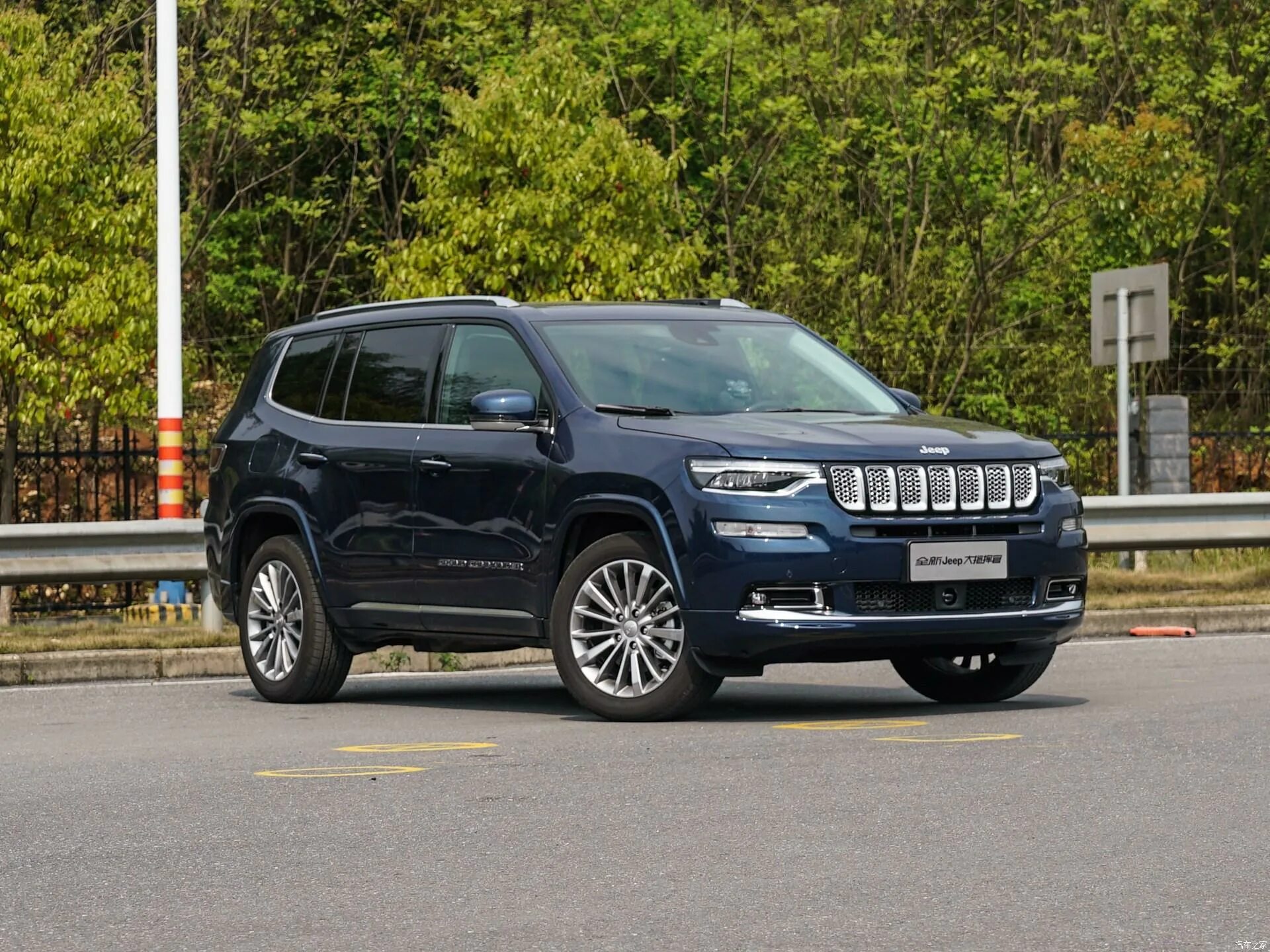 Москва купить новинки. Джип Гранд Чероки 2023. Jeep Grand Cherokee 7 местный. Джип Чероки 2021. Jeep Commander 2021.