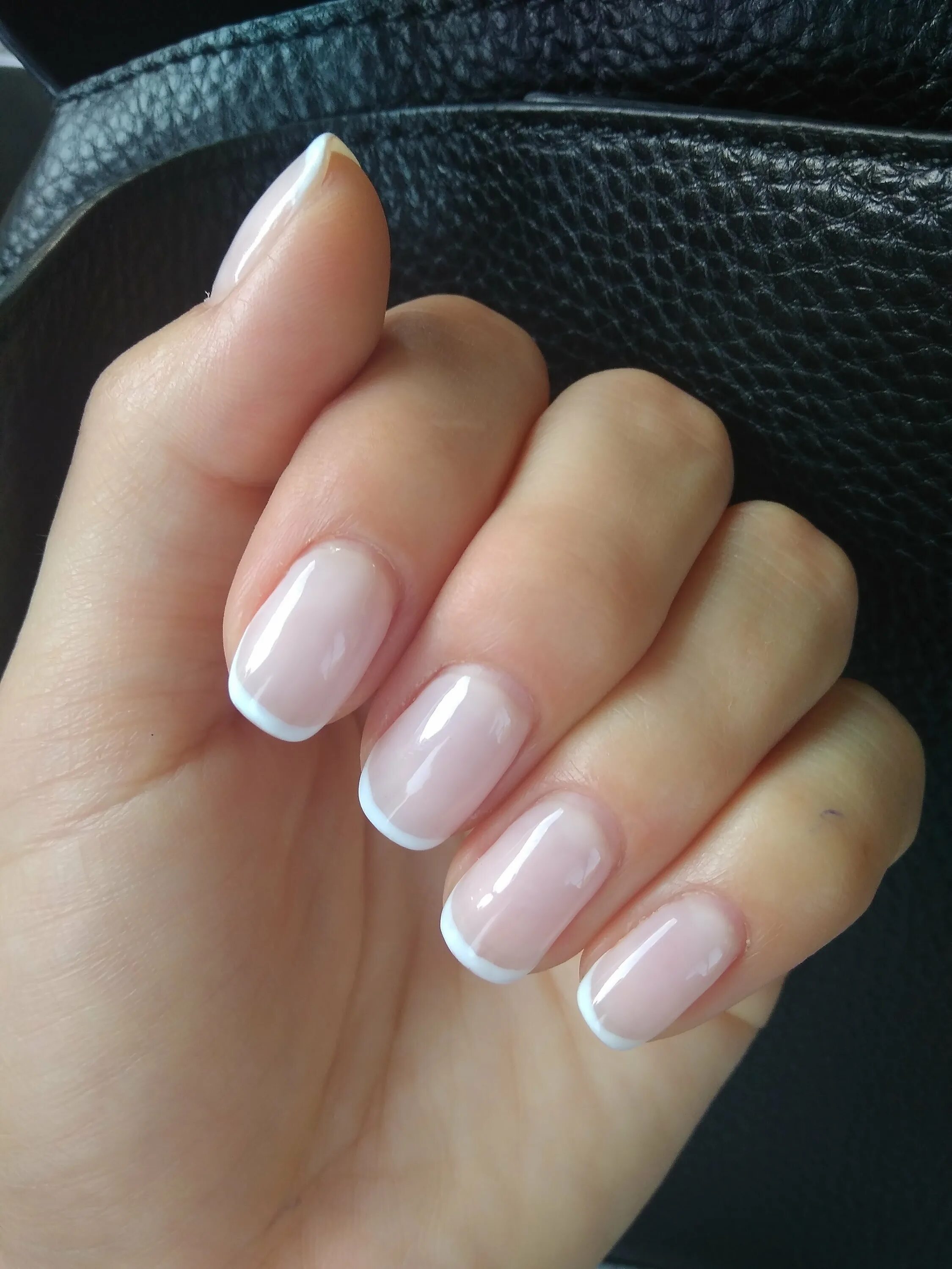 бесцветное покрытие для ногтей. прозрачные ногти. маникюр полупрозрачный розовый. Shellac negligee. маникюр прозрачный лак.