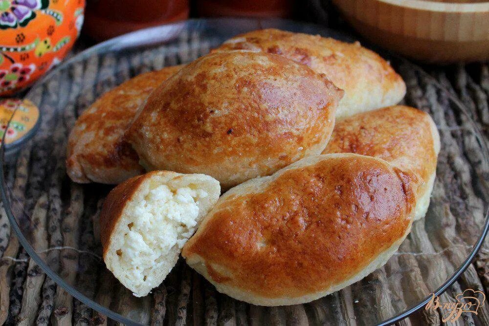 Вкусные пирожки и выпечка. Сдобные булочки с творогом из дрожжевого теста. Пирожки с творогом жареные. Ватрушки из дрожжевого теста. Творожные пирожки с яблоками.