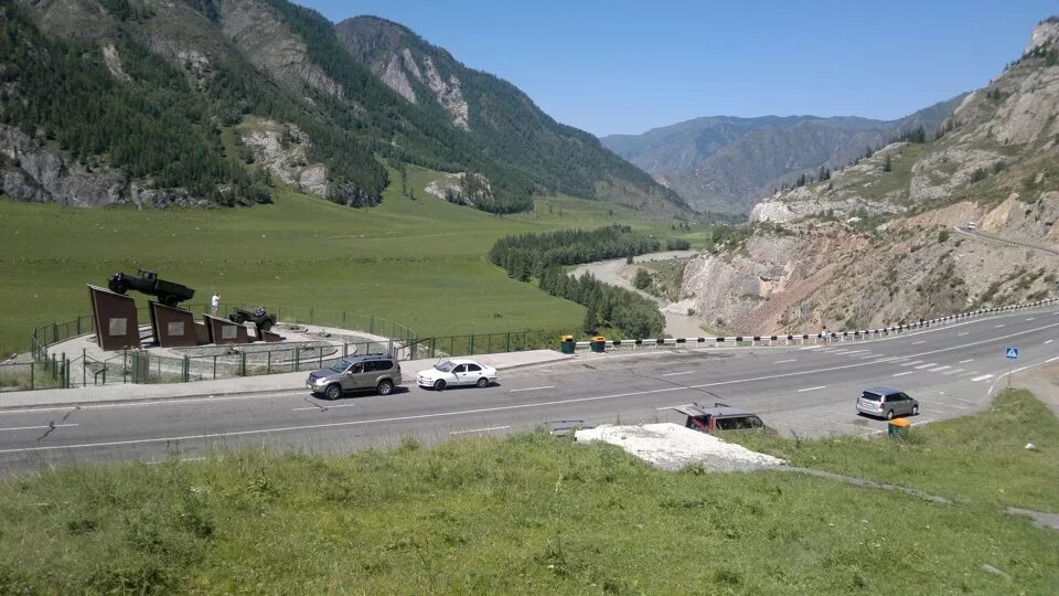 Шоферы чуйского тракта. 106-й километр чуйского тракта. Колька снегирев чуйский тракт памятник. Горный алтай старый чуйский тракт. Памятник кольке снегиреву алтай.