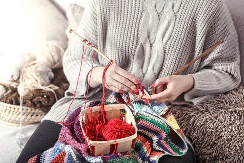 Knitting hands. Девушка с вязанием. Женщина вяжет. Девушка с вязанием в руках. Женщина вяжет в кресле.