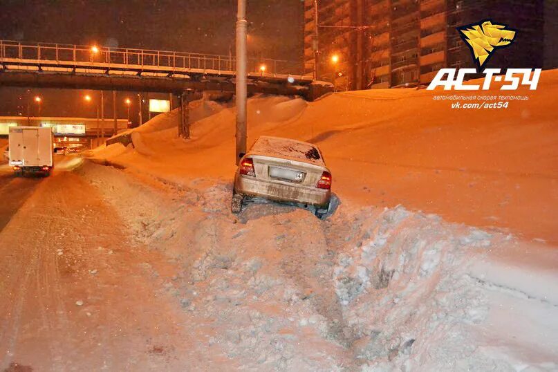 Въехал в сугроб. Авария Мазда фамилия. Мазда фамилия ДТП зима. Мазда фамилия зимой.