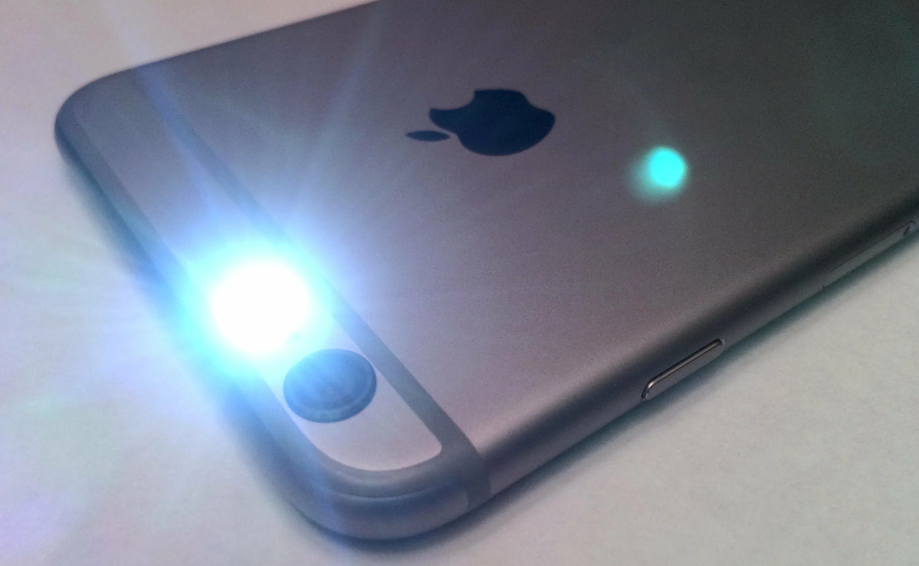 Iphone фонарик. Iphone фонарик