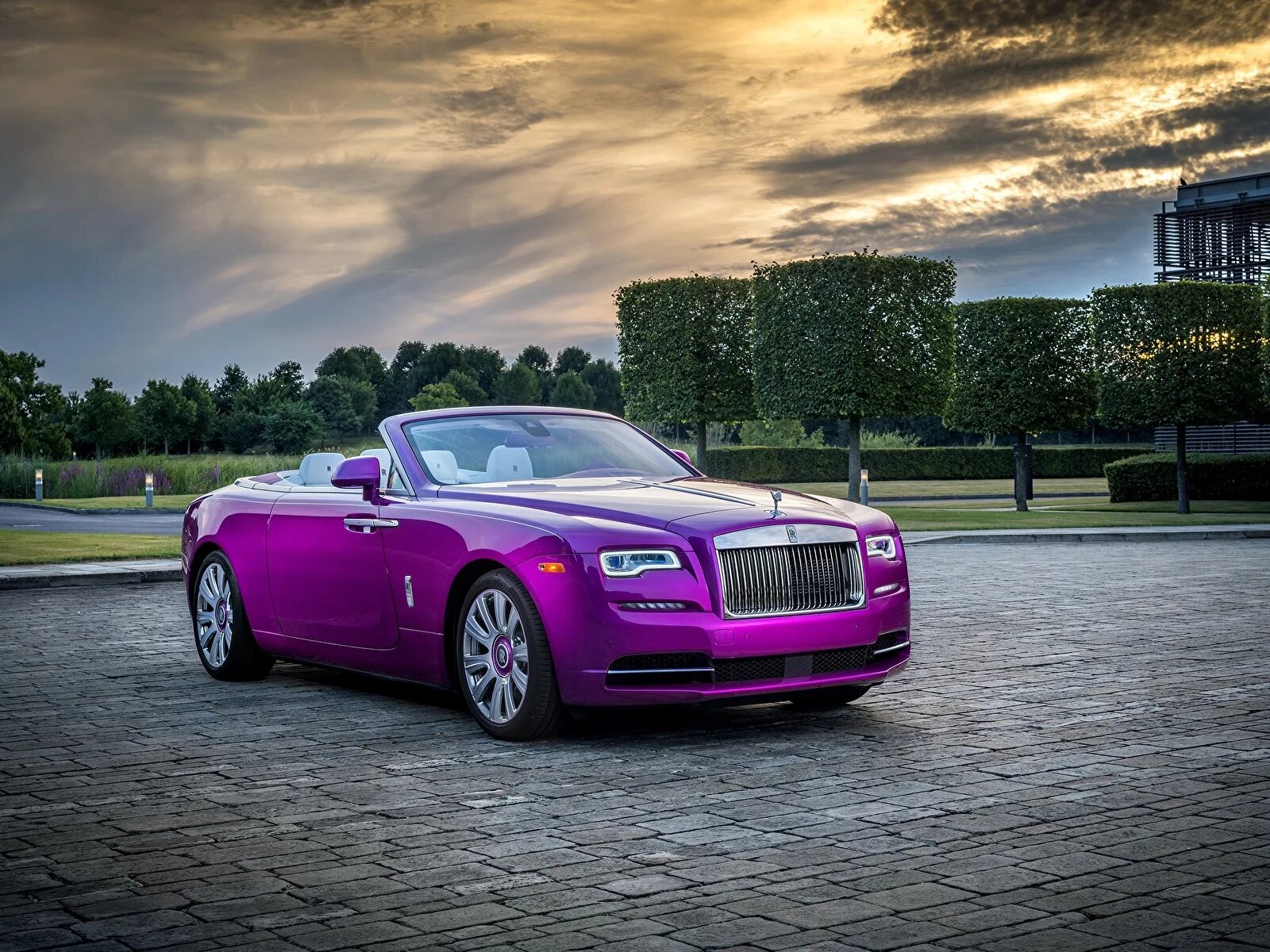 Роллс отзывы. Машина Роллс Ройс. Rolls Royce Dawn. Кабриолет Роллс Ройс Dawn. Роллс Ройс фиолетовый.