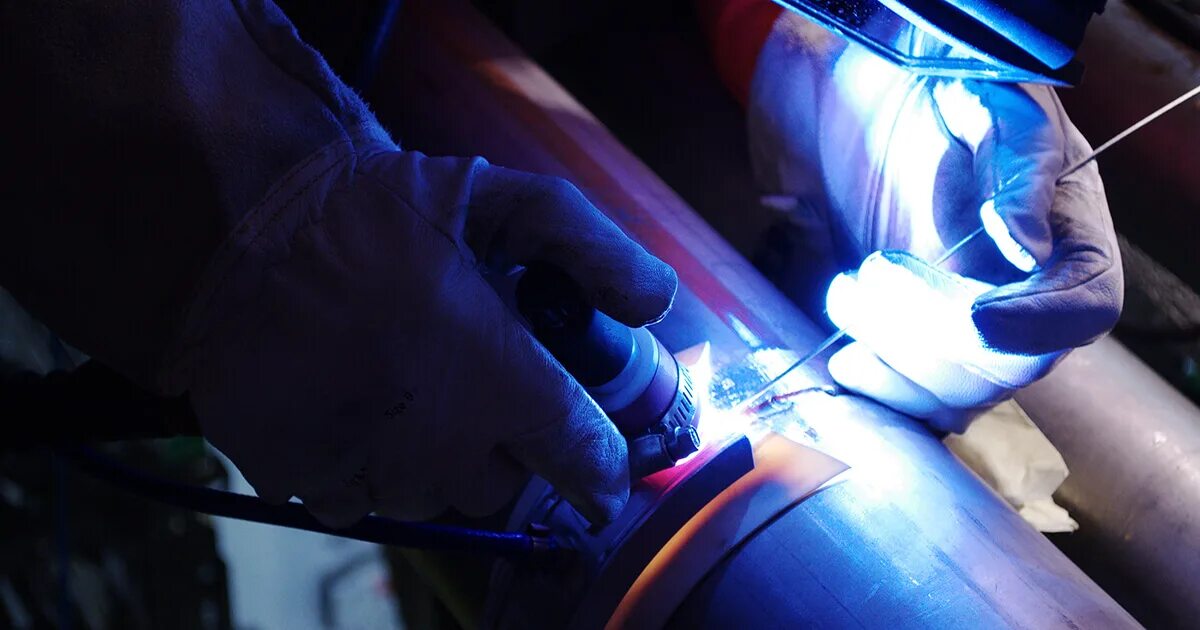 Сварщик аргонодуговой сварки. Al welding. Машина контактной прессовой сварки. Сварка алюминия аргоном технология. Mig welding.