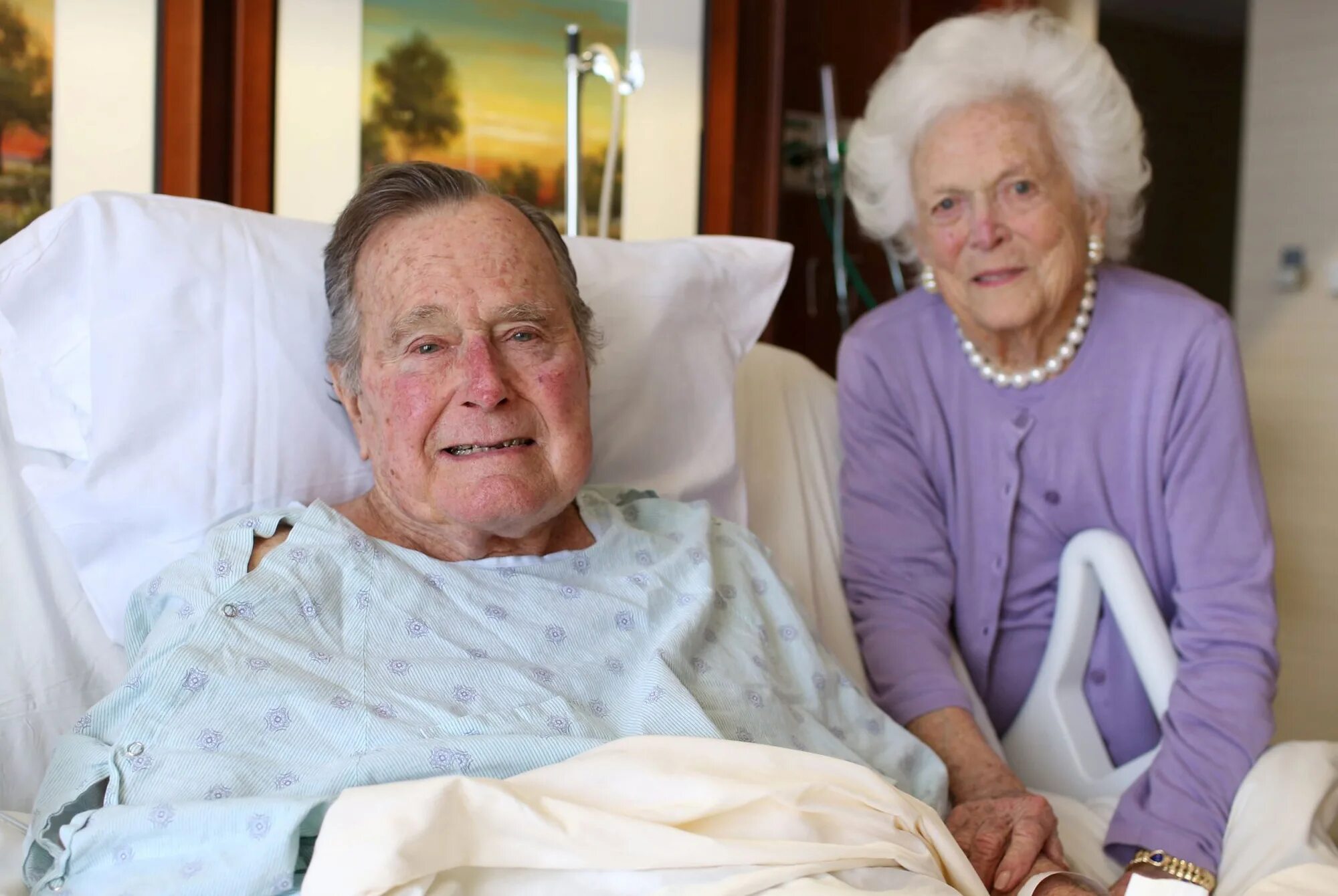 Жена джорджа буша старшего. Джордж Буш старший. Джордж Герберт Уокер Буш с женой. Джордж Уокер Буш старший. Джордж Буш старший в старости.