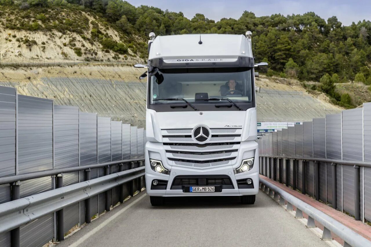 Грузовик актрос. Mercedes-Benz Actros. Мерседес Бенц Актрос. Мерседес Актрос 2018. Грузовик Мерседес Бенц Актрос.