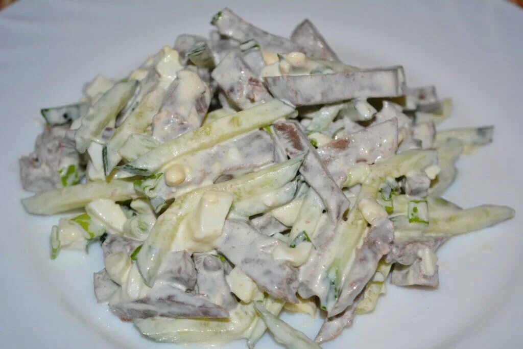 Салат с говядиной и солеными огурцами. Салат с мясом и болгарским перцем. Салат. Салат из говядины и огурцов. Салат с солёными огурцами и горошком.