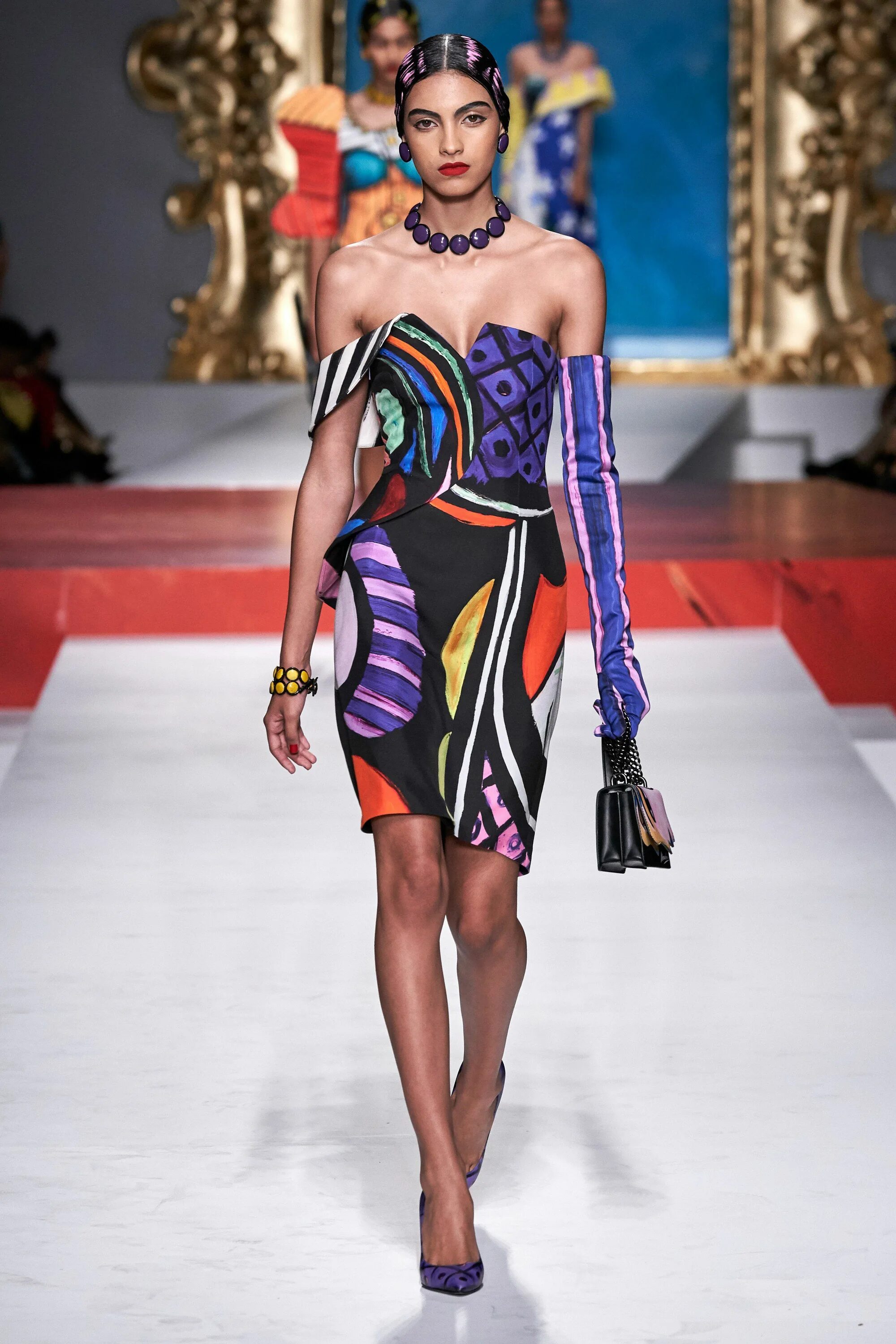 Показ моды в Милане 2020 Moschino. Показ Москино в Милане. Vogue collection