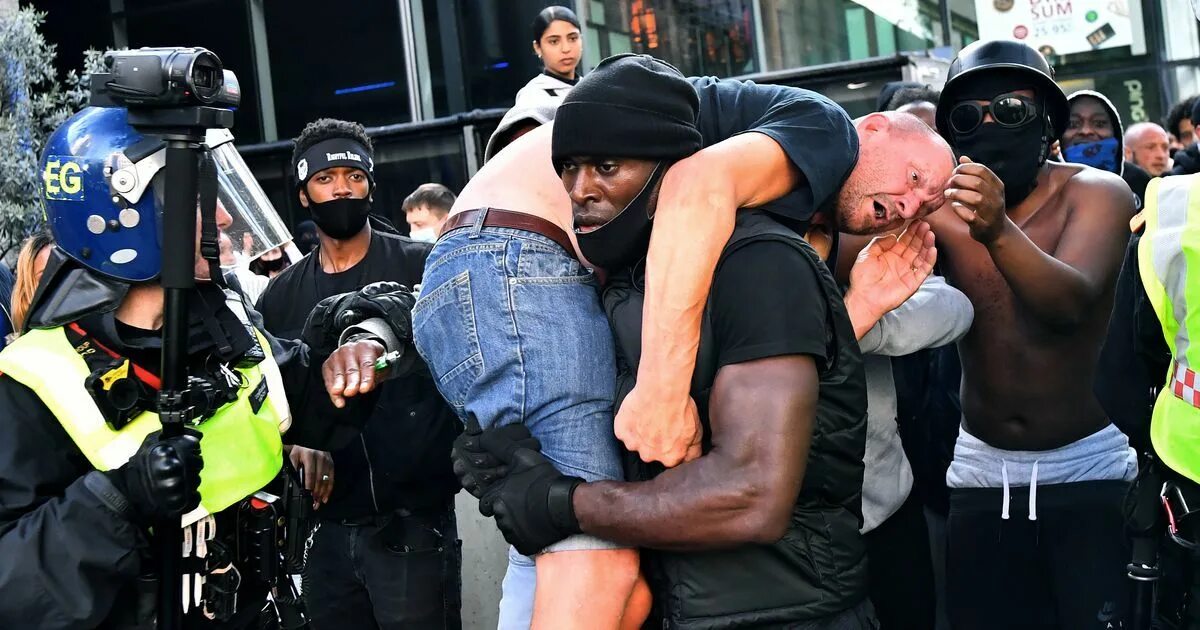 Вебкамщица на митинге в москве. Непокорный арт. Лев толстой про власть в россии. Русские самый непокорный народ в мире. Митинг оппозиции.