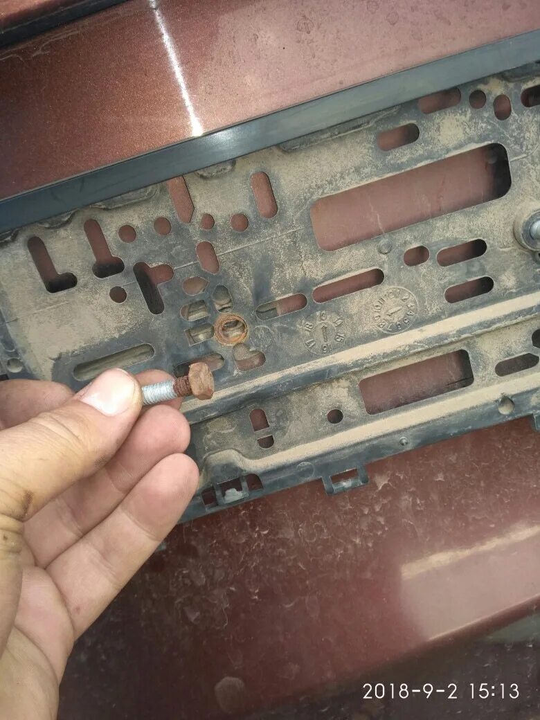 Как снять номера с рамки без болтов Как снять номера на заклёпках Peugeot 106, 1 л, 1998 года другое DRIVE2