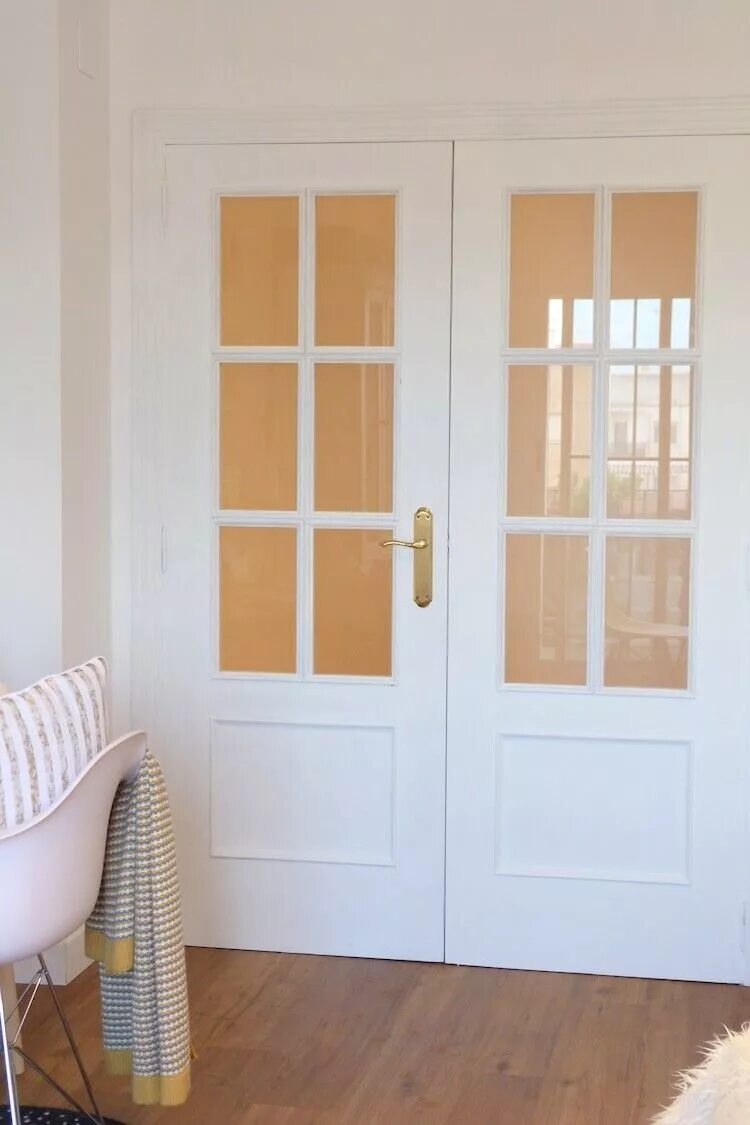 Крашеные межкомнатные двери. Окрашенные двери межкомнатные. Перекраска дверей межкомнатных в белый. Покрасить дверь. Можно перекрасить межкомнатную дверь