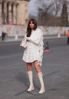 Vestito con stivali alti: il look di Alison Toby.