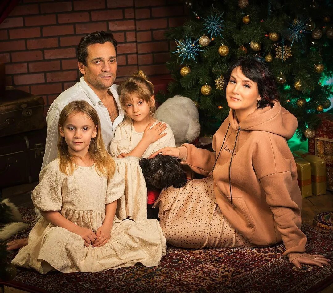 Дмитрий миллер актер. Дмитрий миллер семья. Юлия деллос и дмитрий миллер дети. Дмитрий миллер актер. Юлия деллос и дмитрий миллер.