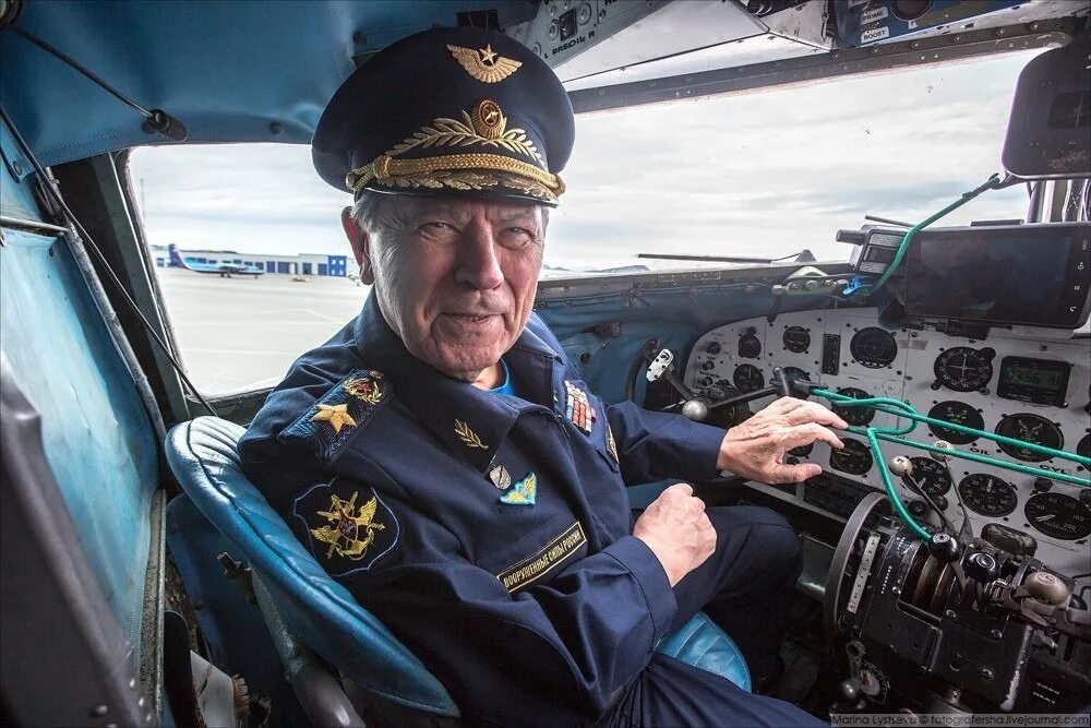 24 марта день штурманской службы ввс россии. Сколько лет штурман. Пилот гражданской авиации сергей черкаеа. Сколько лет штурман. Дмитрий егоров пилот аэрофлот.