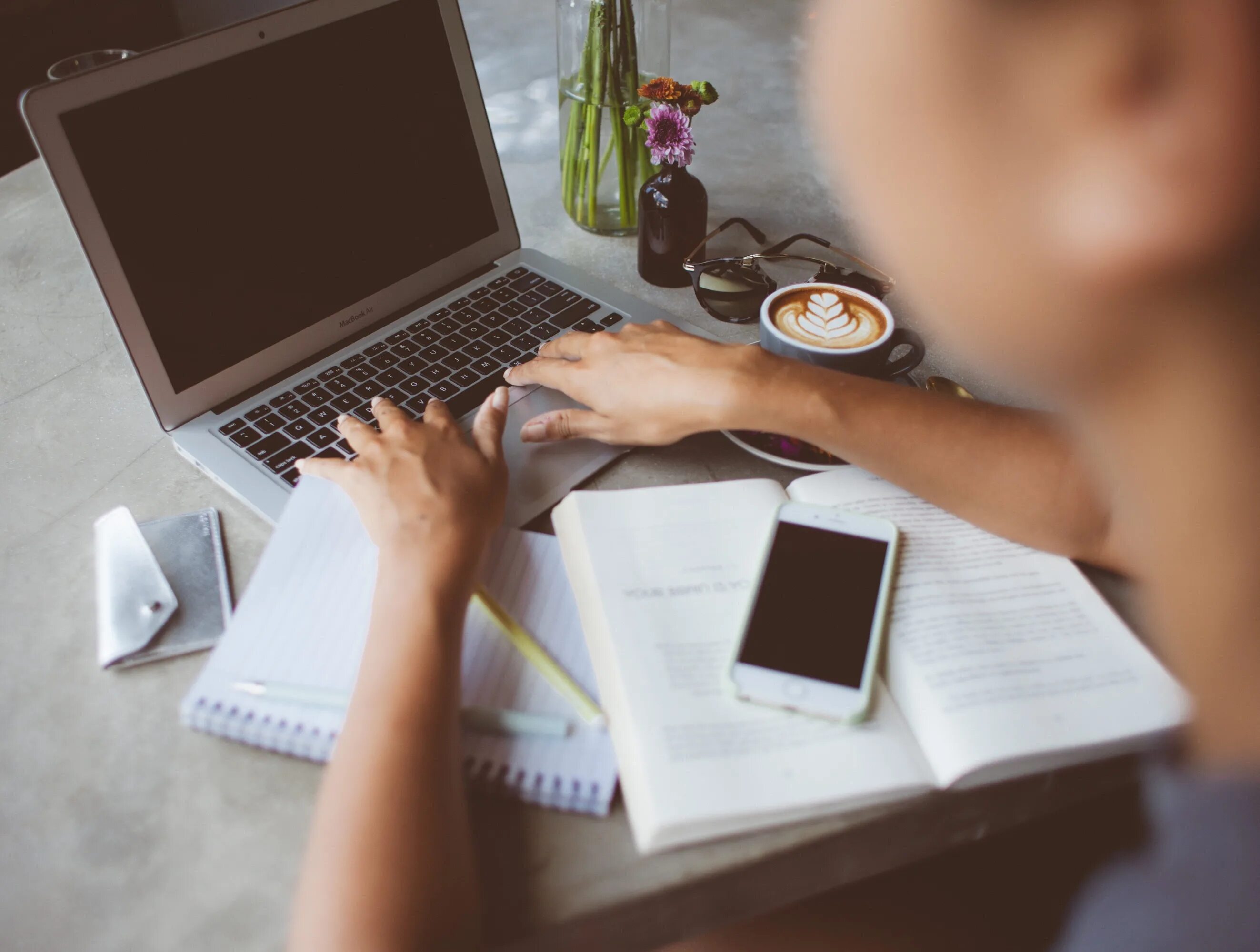 Учеба дом работа. Работа за компьютером. ноутбук человек книга. работа за ноутбуком. за ноутбуком.
