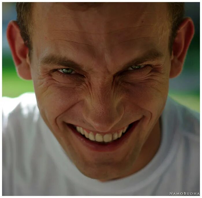 Зубы актеров. Уиллем дефо 2022. Виды улыбок. Ухмыляющийся тип 8 букв. Фальшивая улыбка.