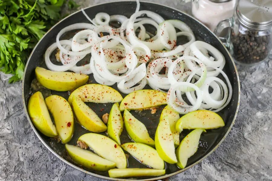 Печень по берлински с яблоками и луком. Печень по берлински с яблоками. Печень куриная по берлински с яблоками и луком. Блюдо печень по берлински.