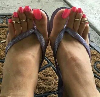Women long toenails