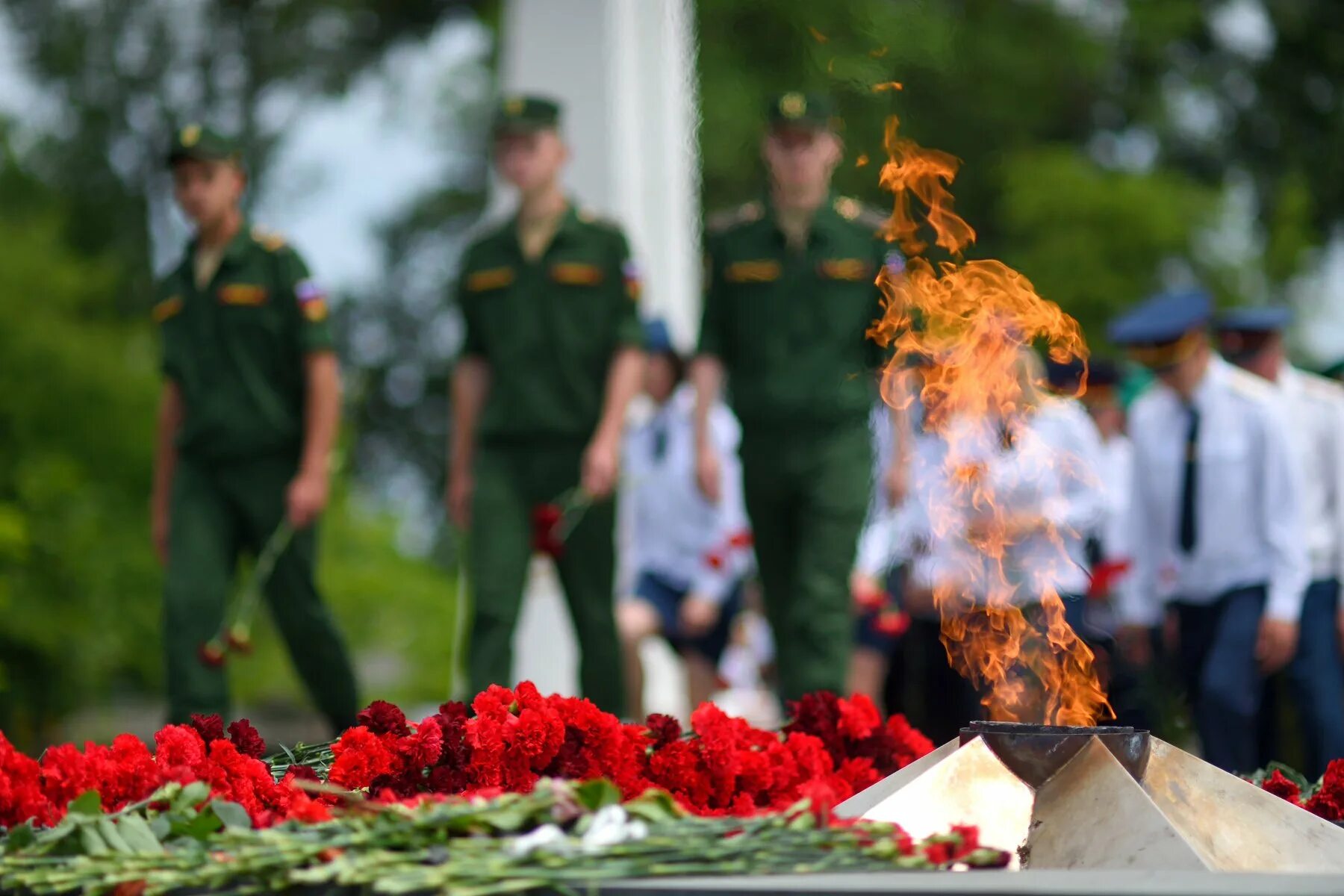 День памяти и скорби. 22 Июня день памяти и скорби. Вечный огонь Майкоп. Начало войны возложение цветов.