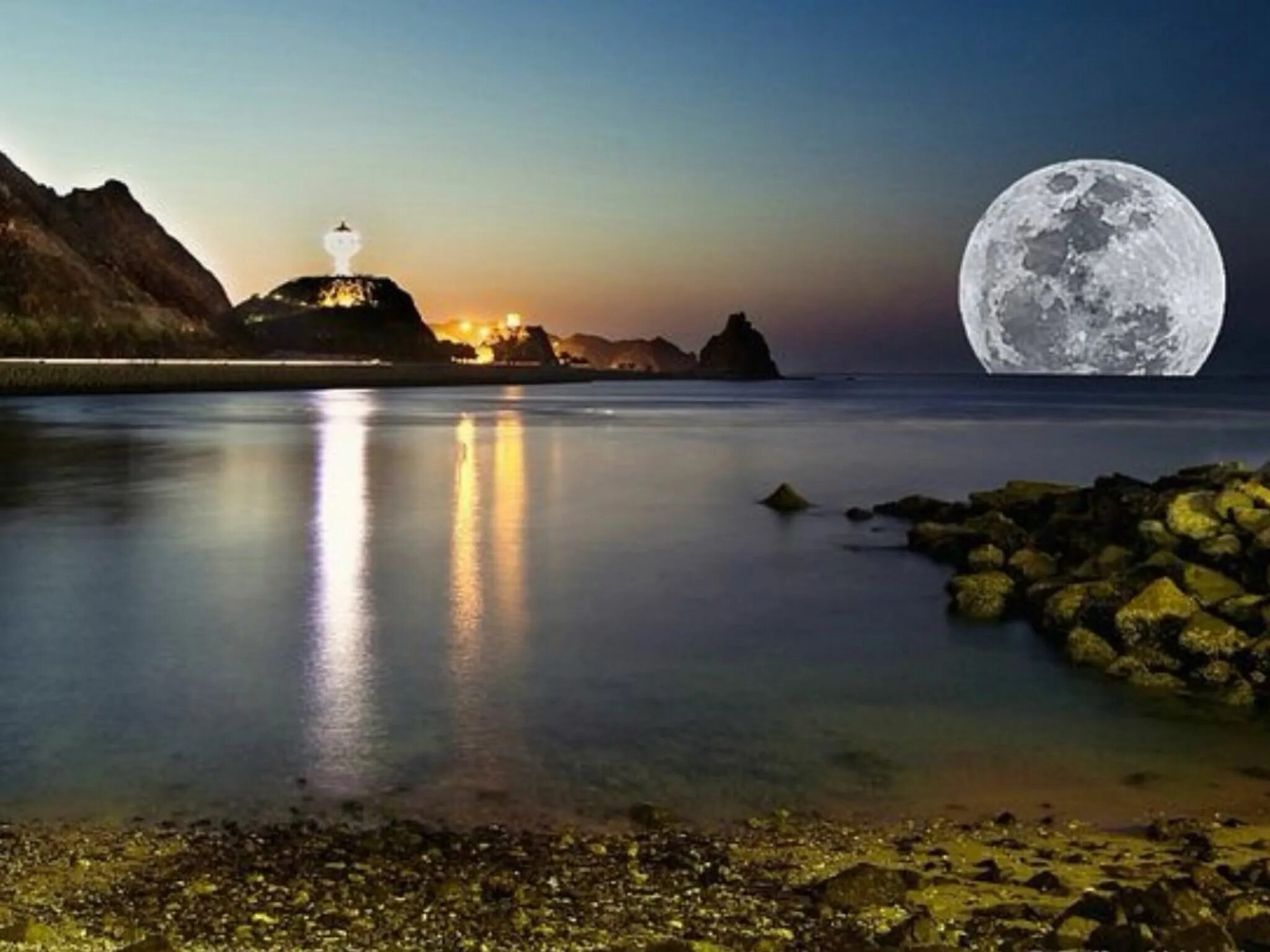 The moon is beautiful. Лунный пейзаж. Луна фото красивое. Прекрасная Луна и природа. Солнце и Луна фото.