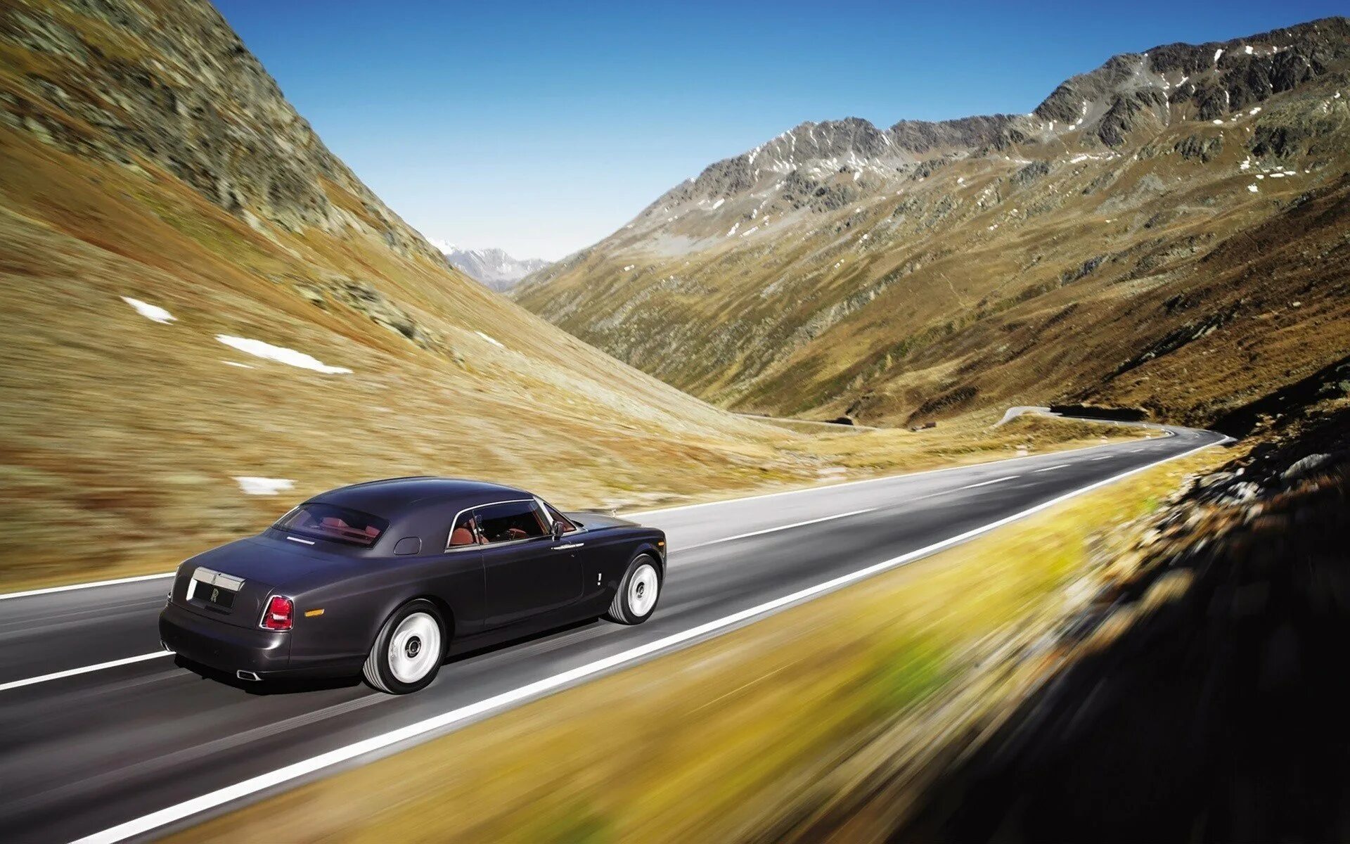 Поехал по другой дорогой. Rolls Royce Phantom 2008. Автомобиль в горах. Автомобиль на фоне гор. Машина едет по дороге.