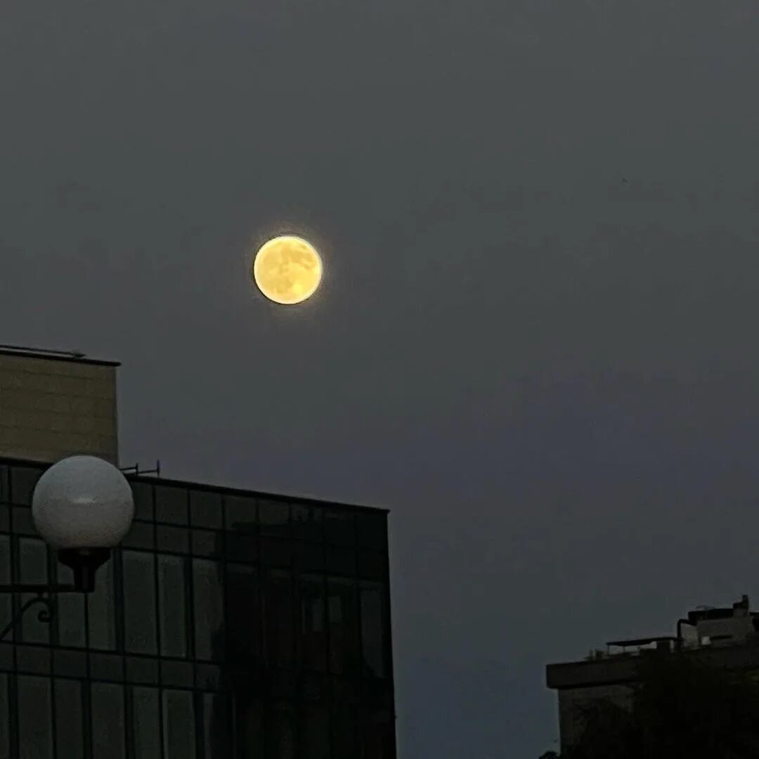 Луна в Казани сейчас. Красная Луна сегодня Казань. Луна сегодня такая красивая. Луна сегодня Омск.