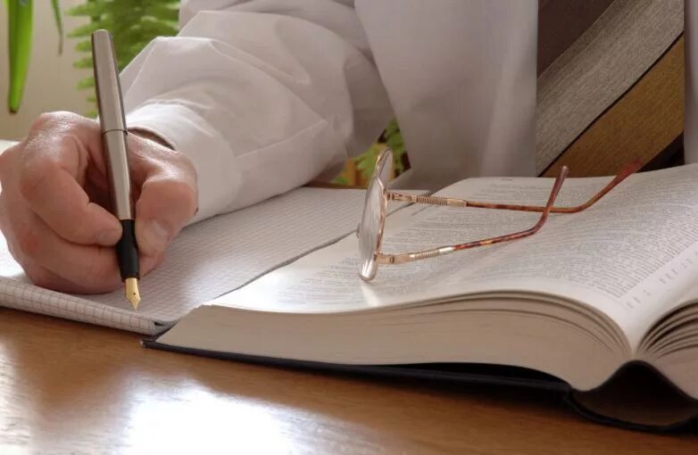 Человек пишет комментарий. Что записать в тетрадь. Написание комментариев. Человек с тетрадкой. Молодой писатель.