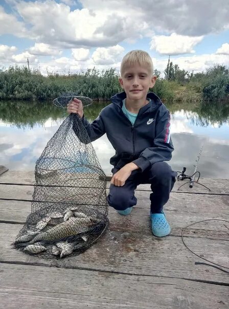 большим крючком маленькую рыбу не поймаешь. крючком большую рыбу не поймаешь пословица. детские стихи про рыбалку. крючком большую рыбу не поймаешь пословица. маленькая девочка поймала рыбу.