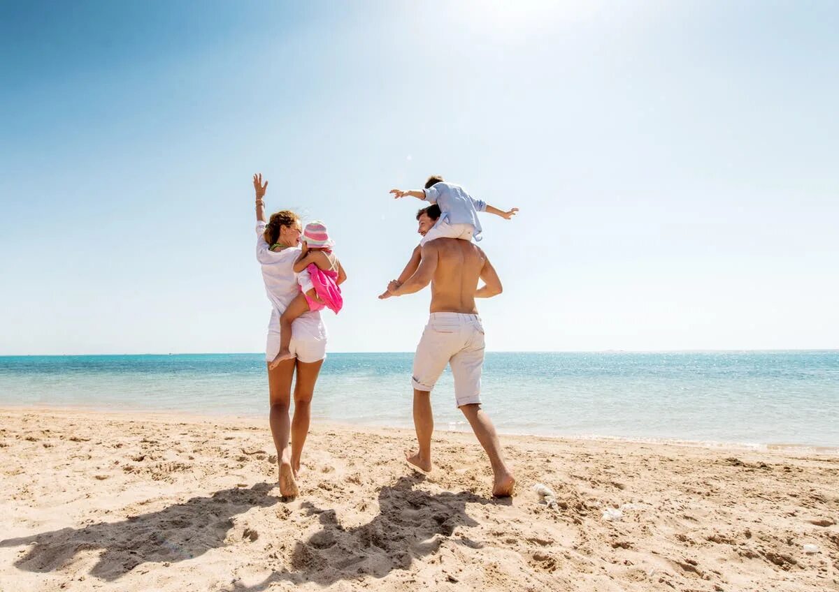 Holiday фото. Счастливая семья на море. Семья на пляже. Семья на отдыхе. Счастливая семья на отдыхе.