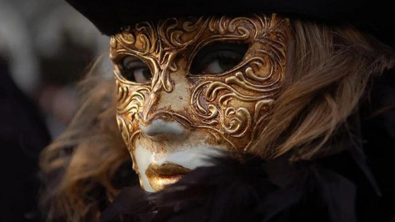 Видео там маска. Венецианская черная аристократия. Золотая венецианская маска. Венецианская маска Маттачино. Венецианский карнавал маска Моретта.