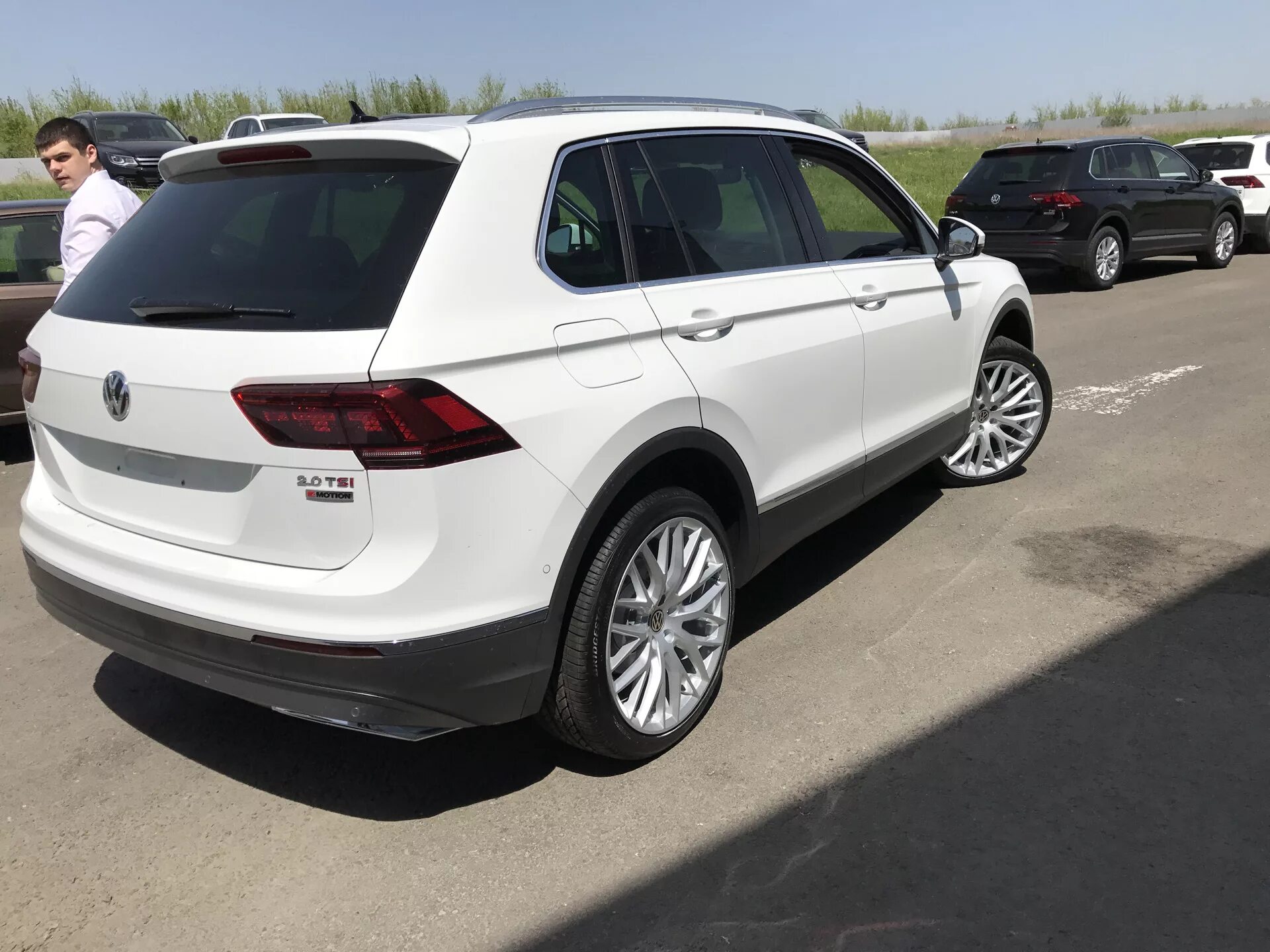 Фольксваген Тигуан 2.2. VW Tiguan 2017 r18. Колёса Volkswagen Tiguan 2. Volkswagen Tiguan 20 года.