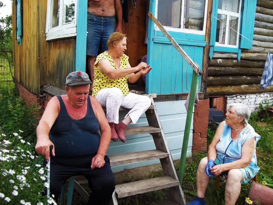 Подглядывание за бабушкой. Пенсионеры на даче. Бабушка на даче. Бабуля на даче. Старушки на даче.