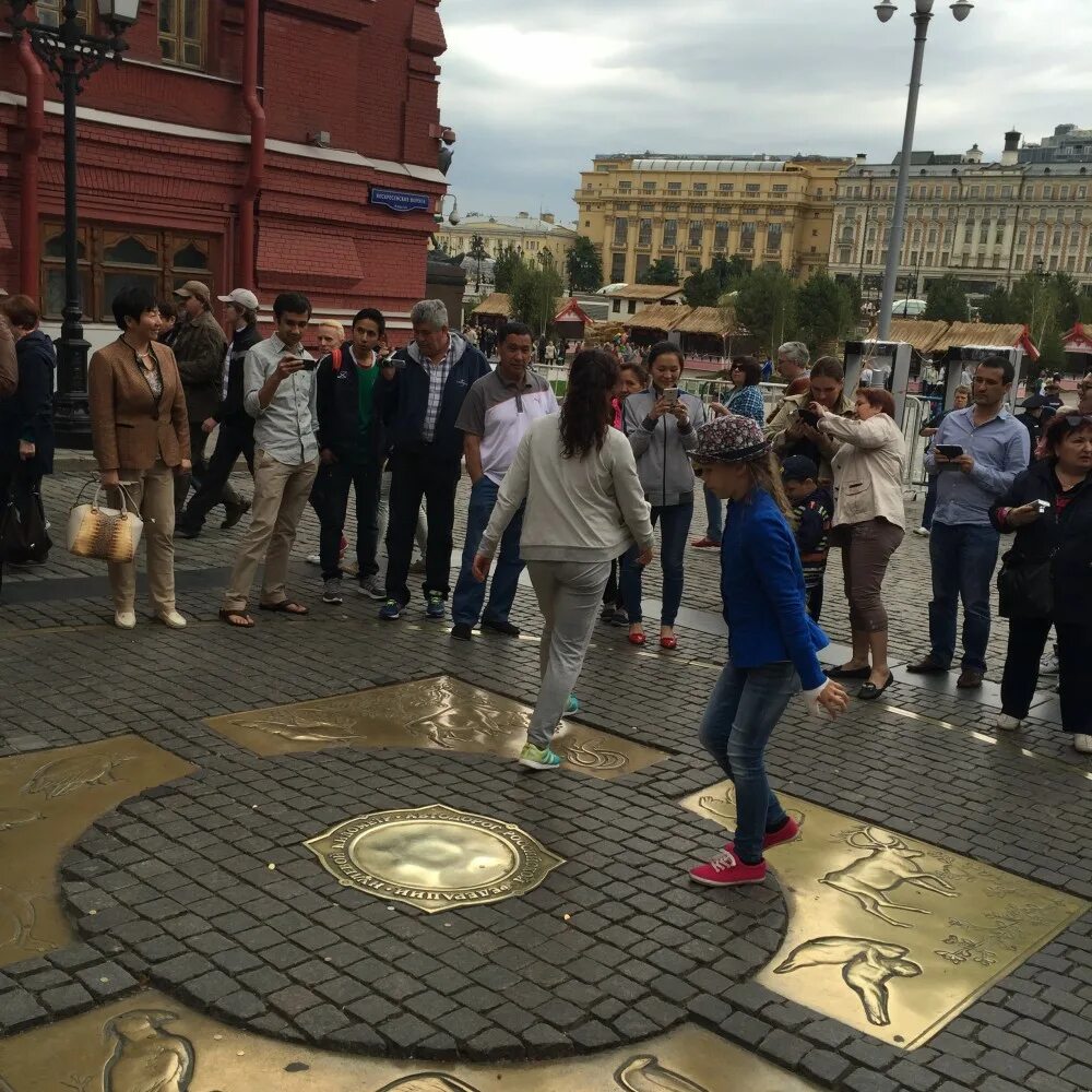 Сегодня в москве 0. Нулевой меридиан на красной площади. нулевой километр на манежной площади. москва манежная площадь нулевой километр. нулевой километр в москве на красной площади.