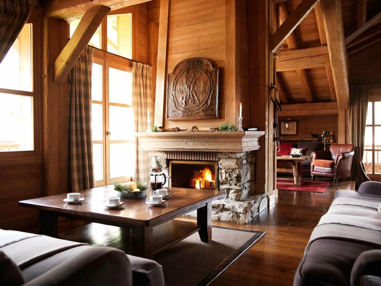 стиль альпийского шале в интерьере. интерьер в стиле шале в загородном доме камин. камин интерьер shale. камин в деревенском стиле. камин шале.