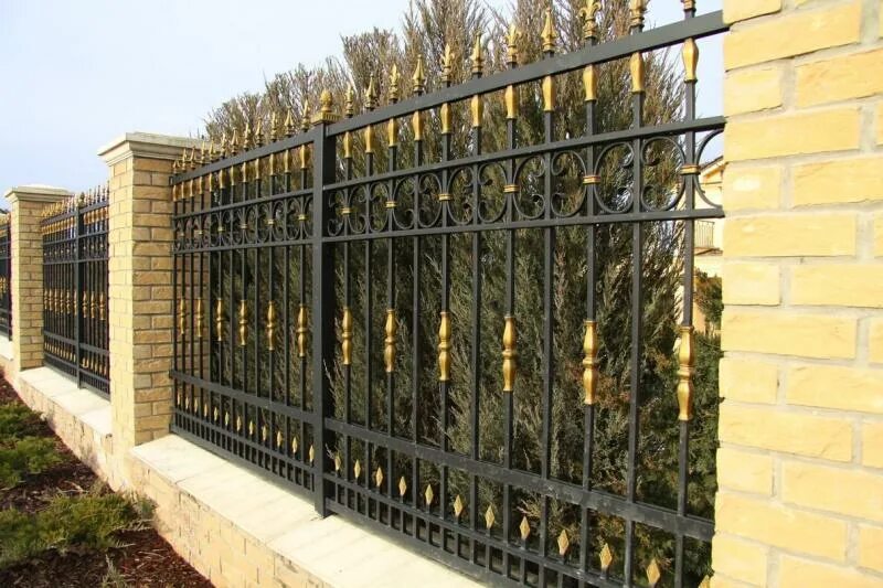 Кованый забор. Красивые кованые заборы. Железный забор. Кованые заборы для частного дома.