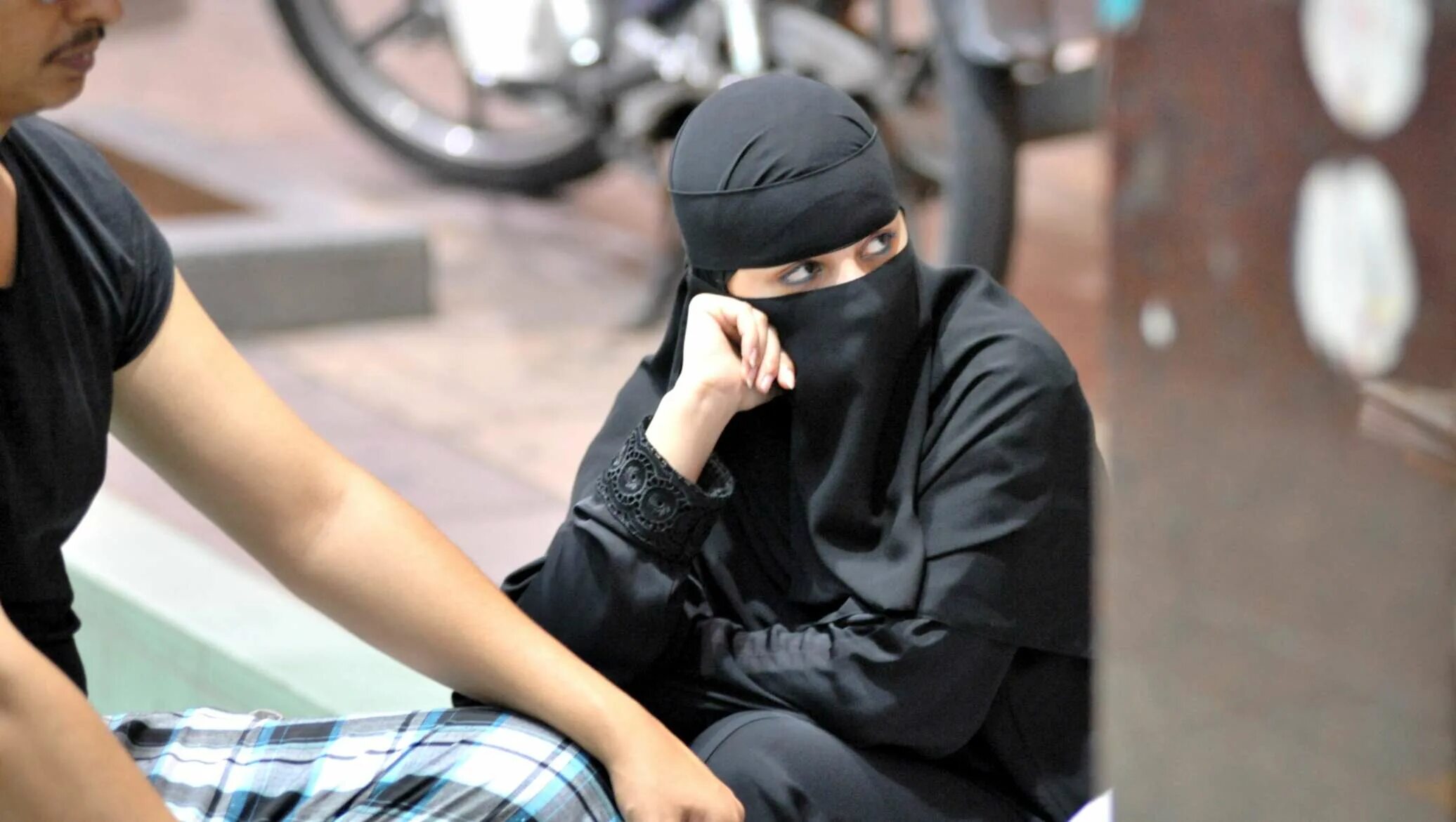 Мусульманки в общественном месте. Одежда женщин полицейских мусульманок. Запрет хиджаба во Франции. Фото девушек в парандже в метро.