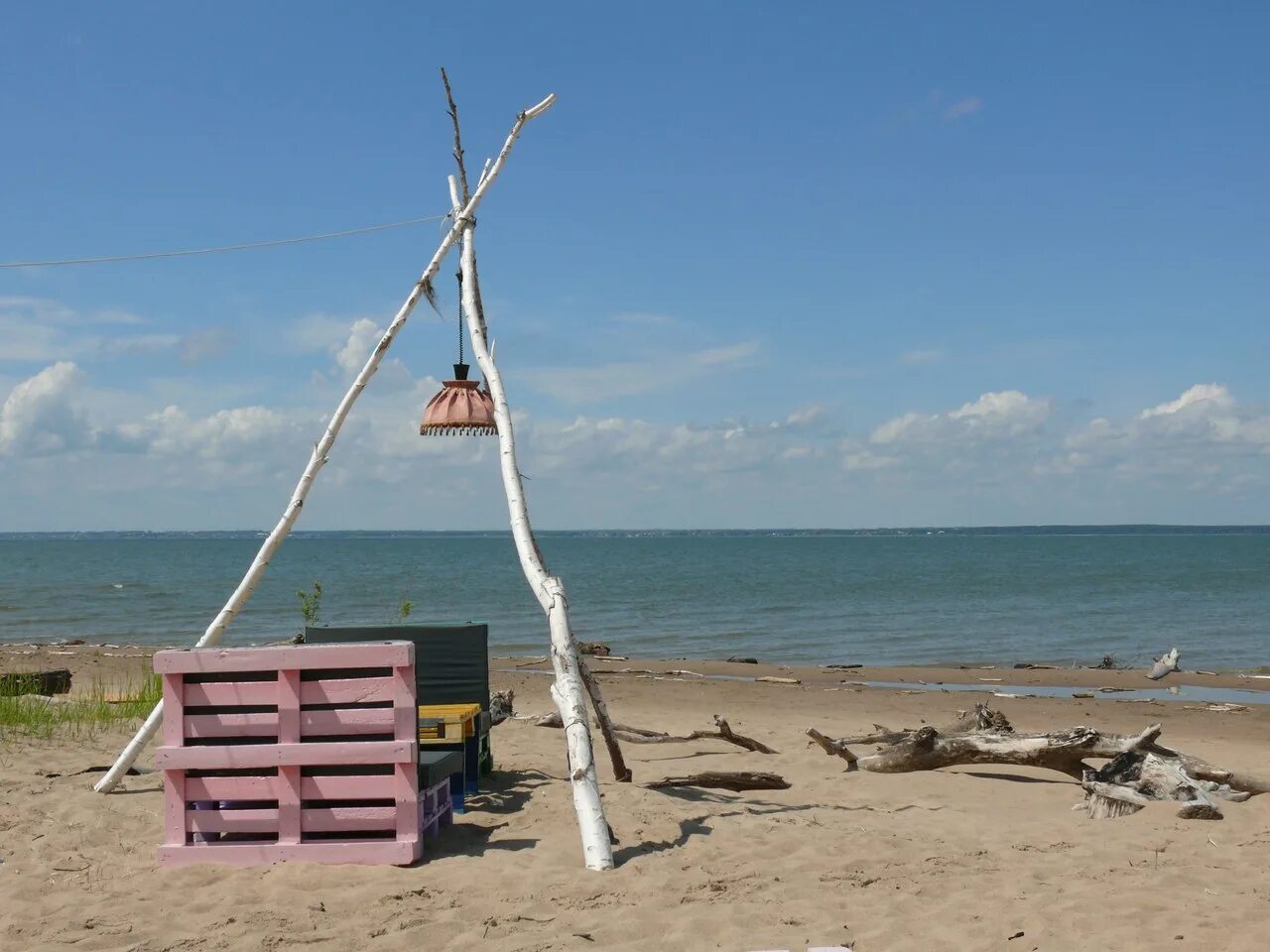 Качели на обском море новосибирск. Новосибирск обское море пляж. Пустой пляж. Качели на обском. Обское море зимой.