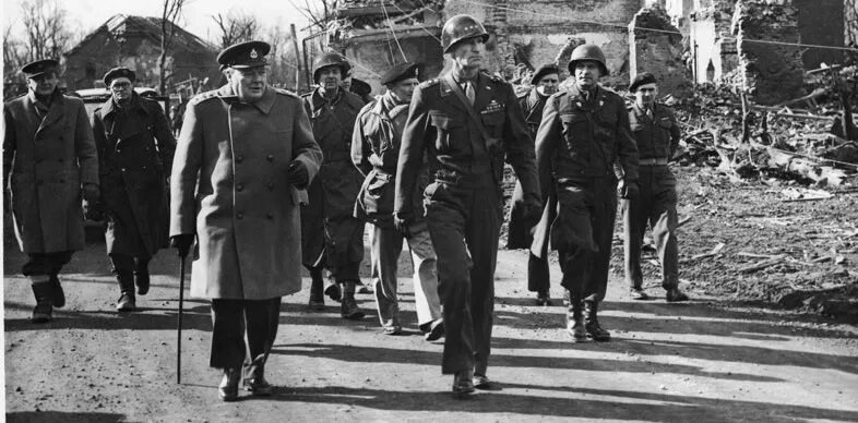 Советские солдаты на фоне Черчилль.
