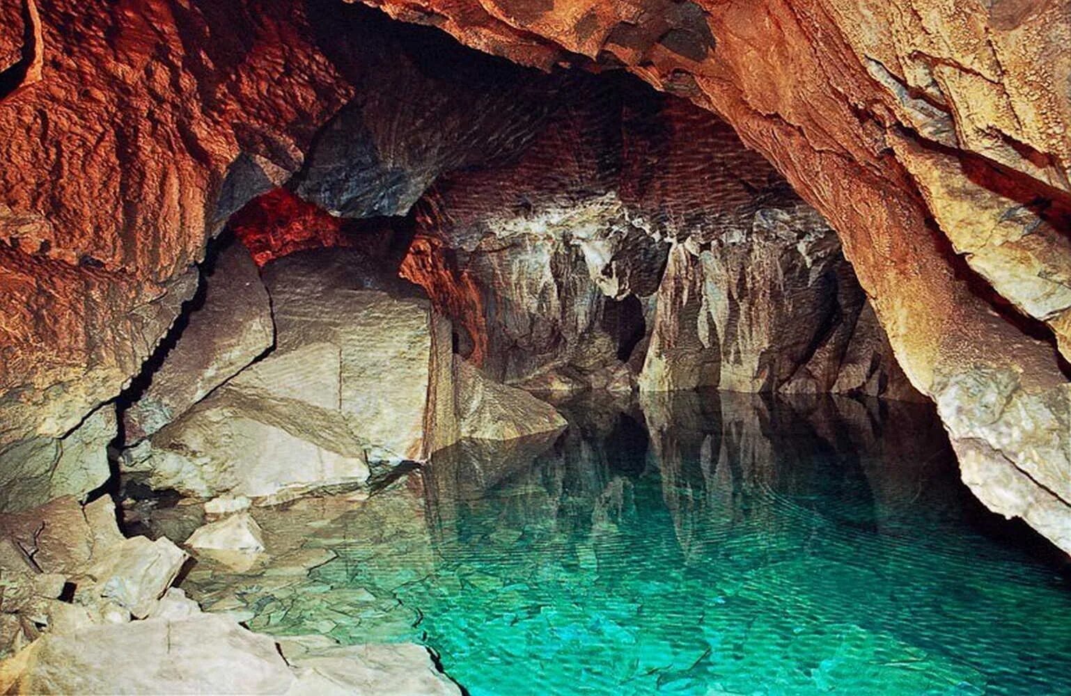 Caves de. Пещера ящик Пандоры в Хакасии. Пещера Пандора Хакасия. Малая Сыя Хакасия пещеры. Пещера ящик Пандоры в Хакасии фото.