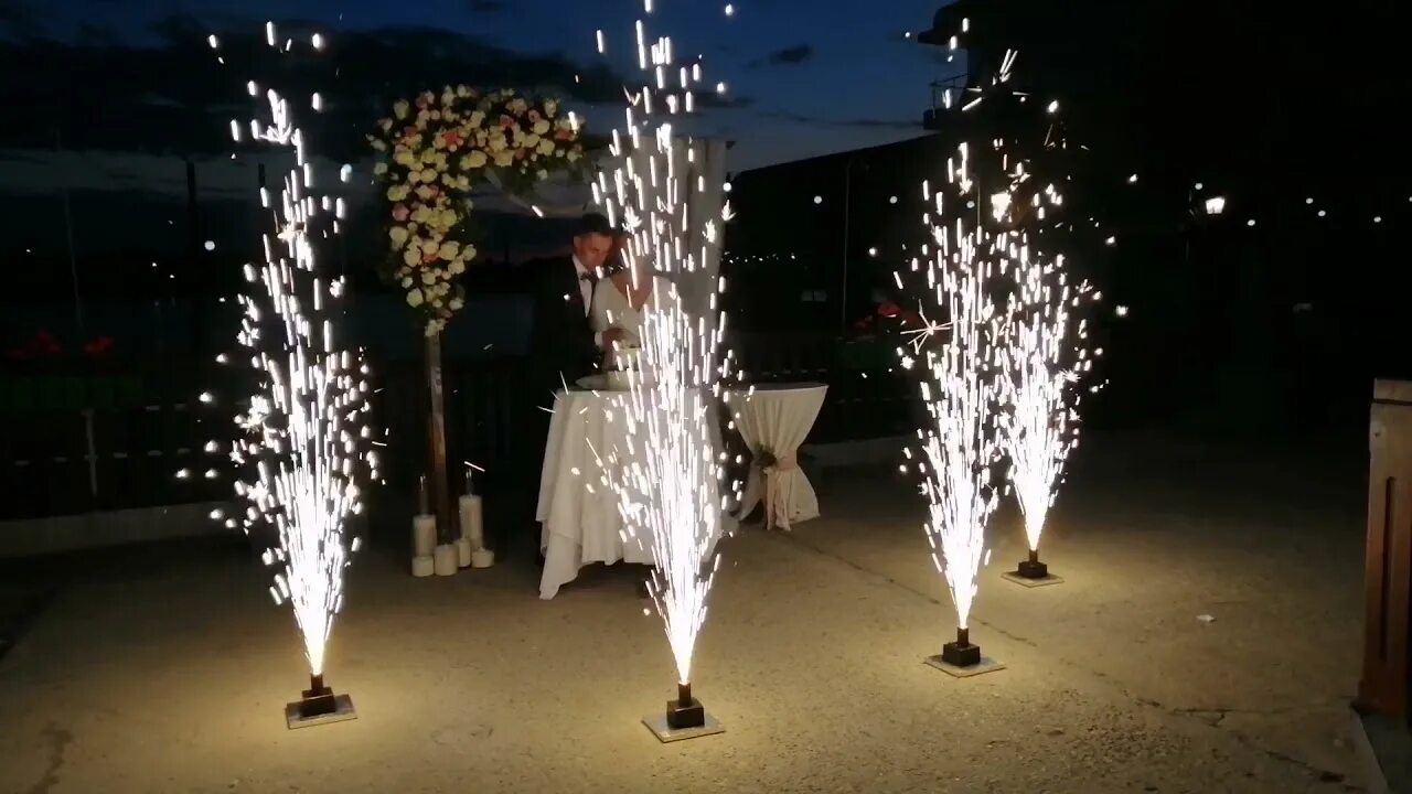 Огненный фонтан. Фонтан холодного огня. Пиротехнический фонтан. Шоу с холодным огнем. Ледяной огонь фонтан.