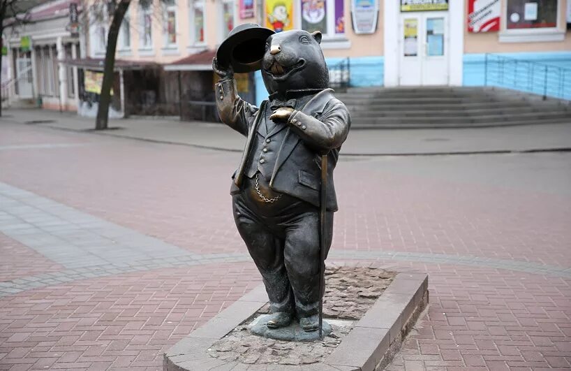 Бобров памятник бобру. Памятник бобру в Бобруйске. Бобруйск бобер памятник. Скульптура бобра в Бобруйске. Бобруйск статуи Бобров.