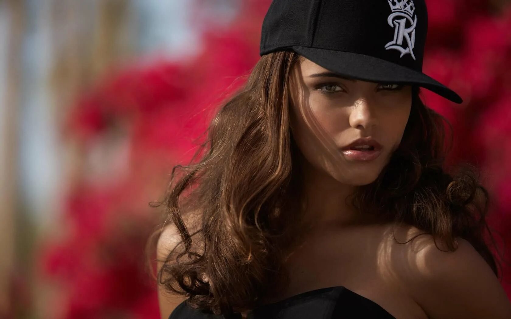 Nataniele Ribiero модель. Девушка в бейсболке. Красивая девушка в кепке. Обложки для вк для девушек