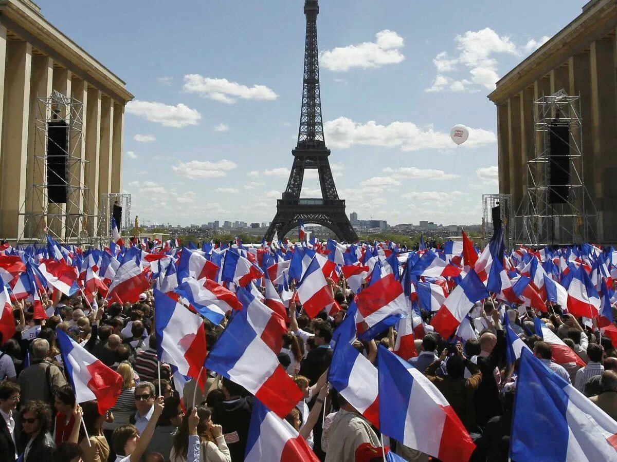 Франция изменилась. День взятия Бастилии во Франции. Независимость Франции. Праздники во Франции на французском. Франция на современном этапе.