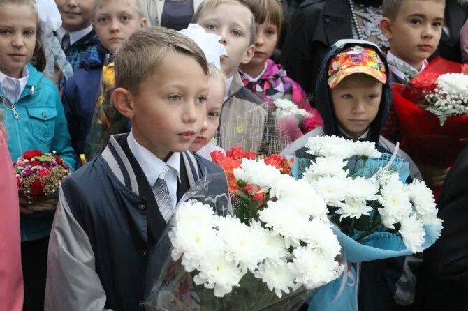 первый звонок 2018. 23 школа линейка. линейка в школе. школа-интернат 23 белгород. 23 школа линейка.