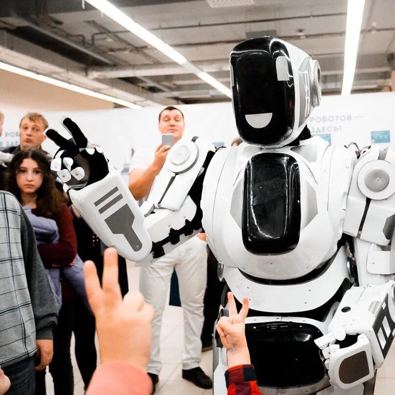 Самые крутые роботы. Эпоха роботов. Интерактивная выставка эпоха роботов. Робот с телефоном. Robot show